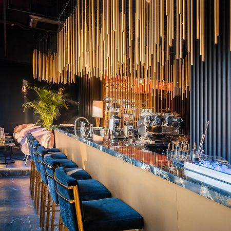 호텔 팰리스 베를린 외부 사진 The bar at the restaurant