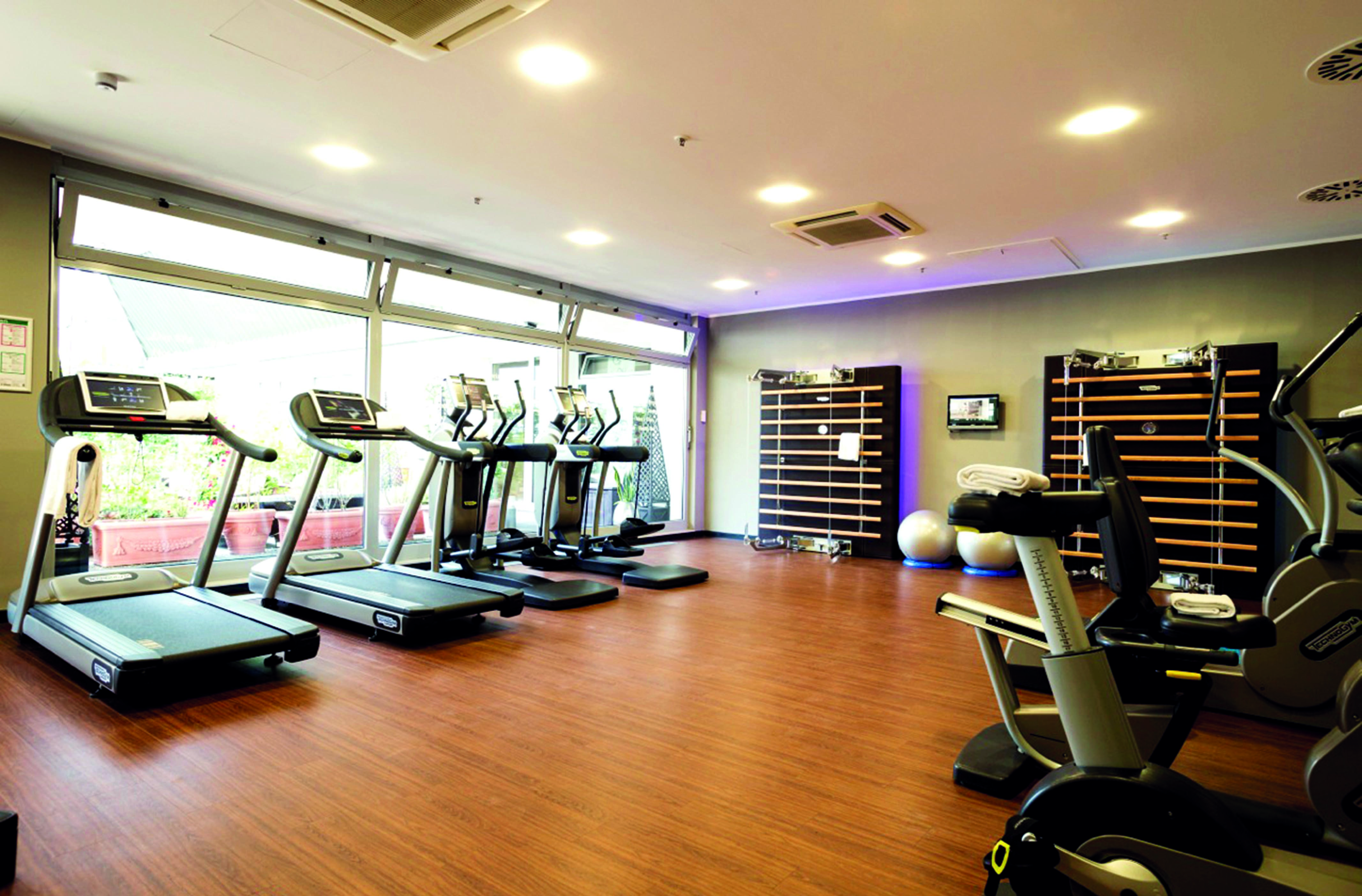호텔 팰리스 베를린 외부 사진 A gym in a hotel