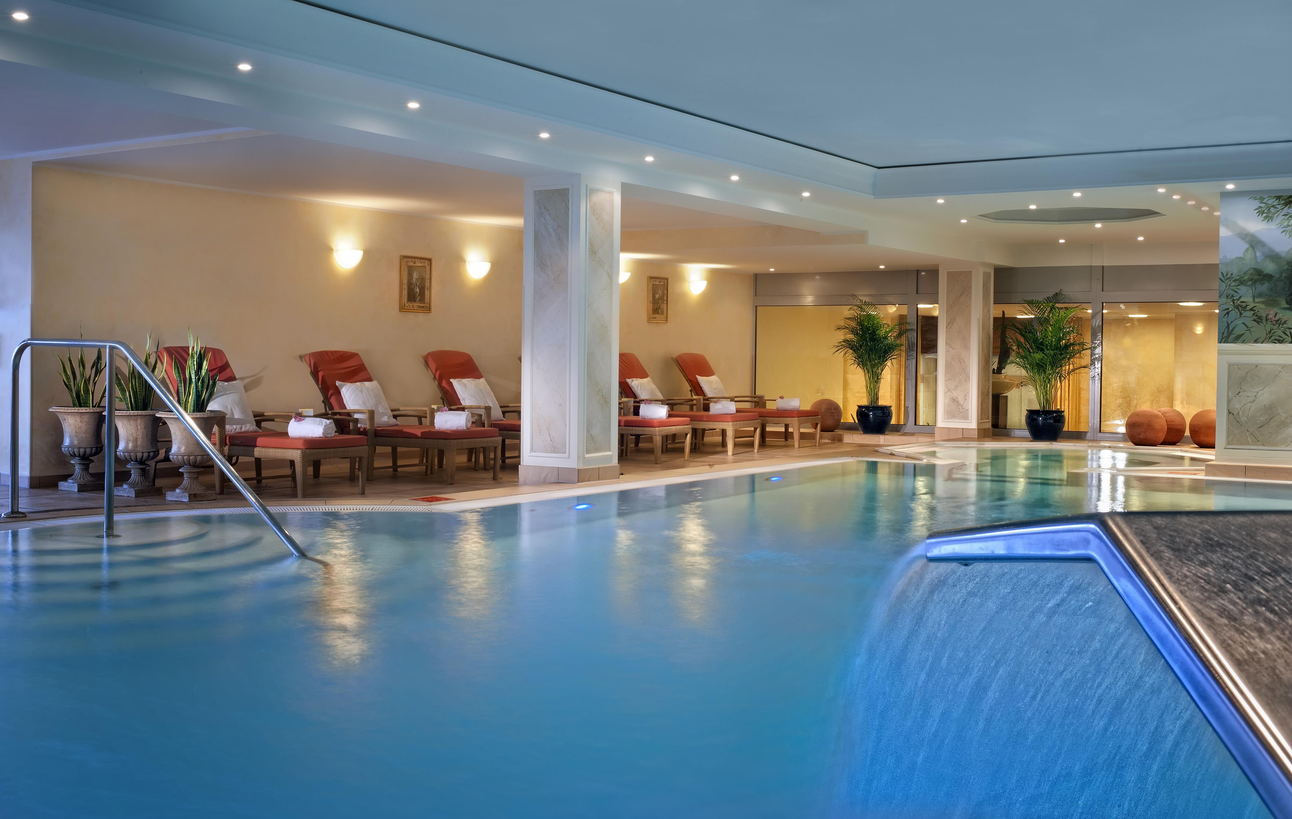 호텔 팰리스 베를린 시설 사진 The swimming pool at the hotel