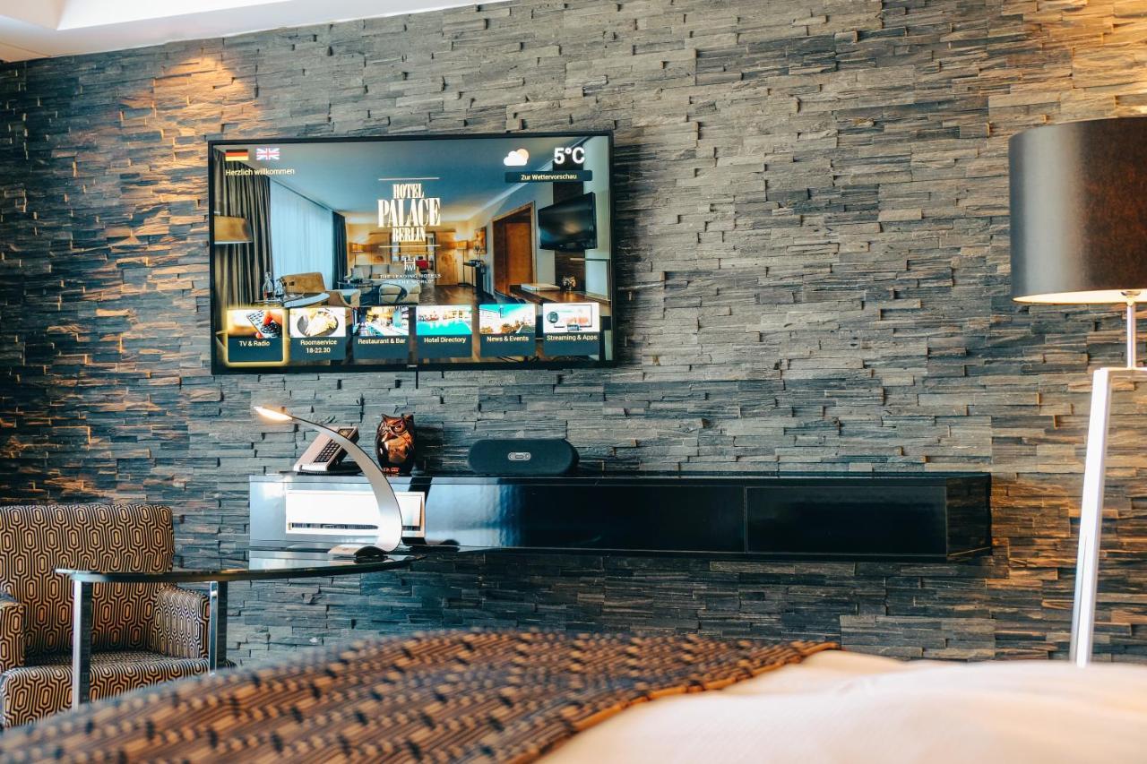 호텔 팰리스 베를린 외부 사진 A television set with a built-in sound bar
