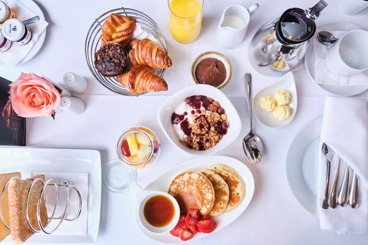 호텔 팰리스 베를린 외부 사진 A breakfast at the Four Seasons Hotel, London