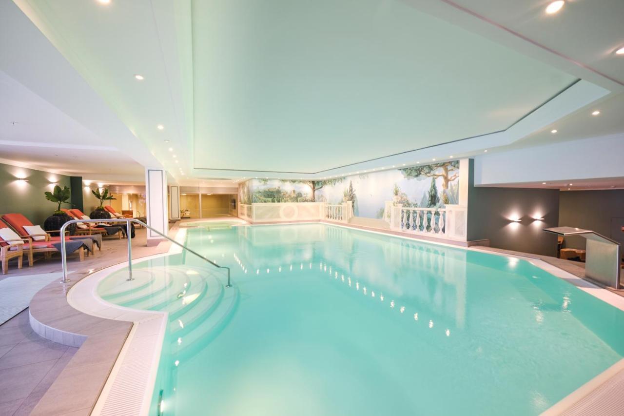 호텔 팰리스 베를린 외부 사진 The pool at the Hotel de la Paix