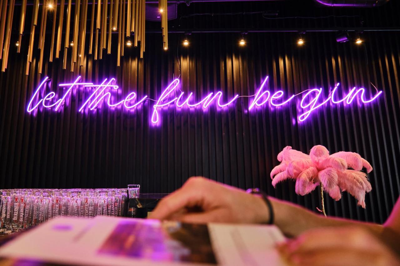 호텔 팰리스 베를린 외부 사진 Let the fun begin