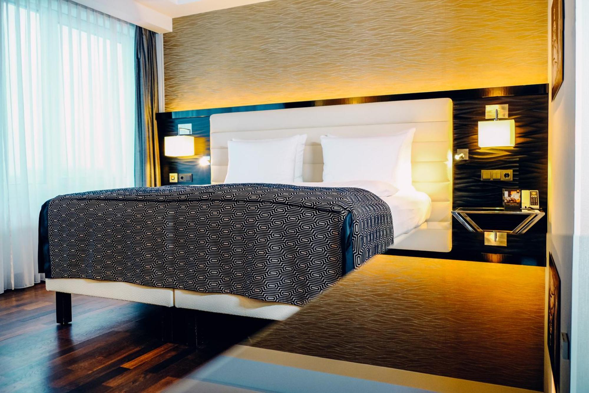 호텔 팰리스 베를린 객실 사진 A bed with a bed skirt