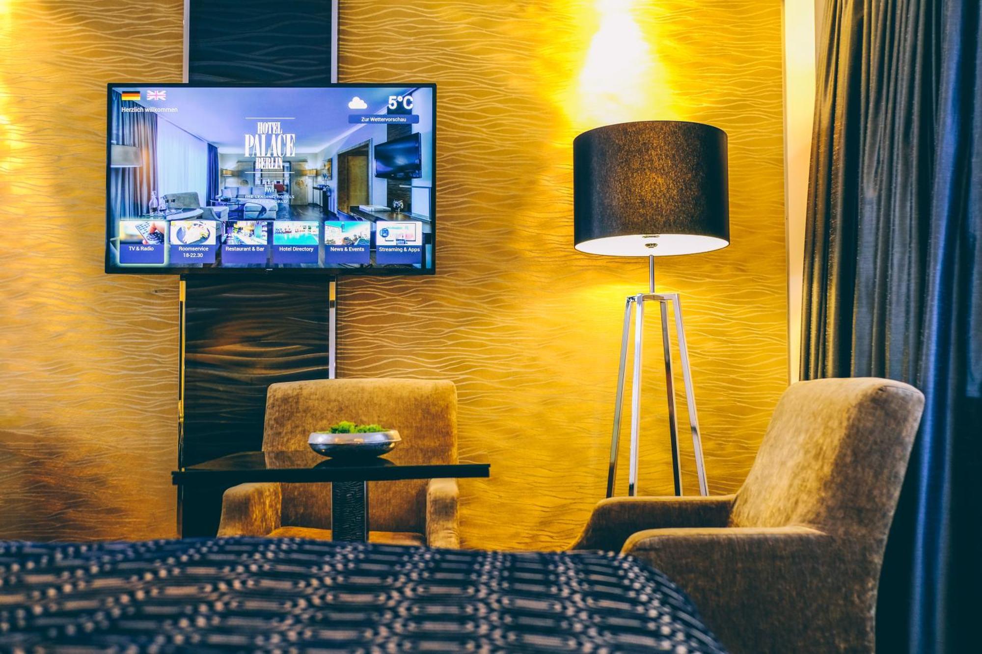 호텔 팰리스 베를린 외부 사진 A television in a hotel room