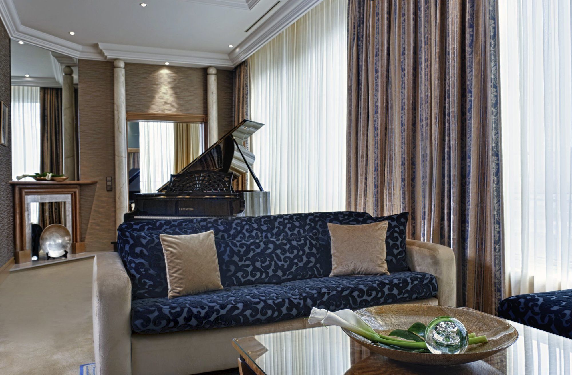호텔 팰리스 베를린 객실 사진 A living room in a suite at the InterContinental