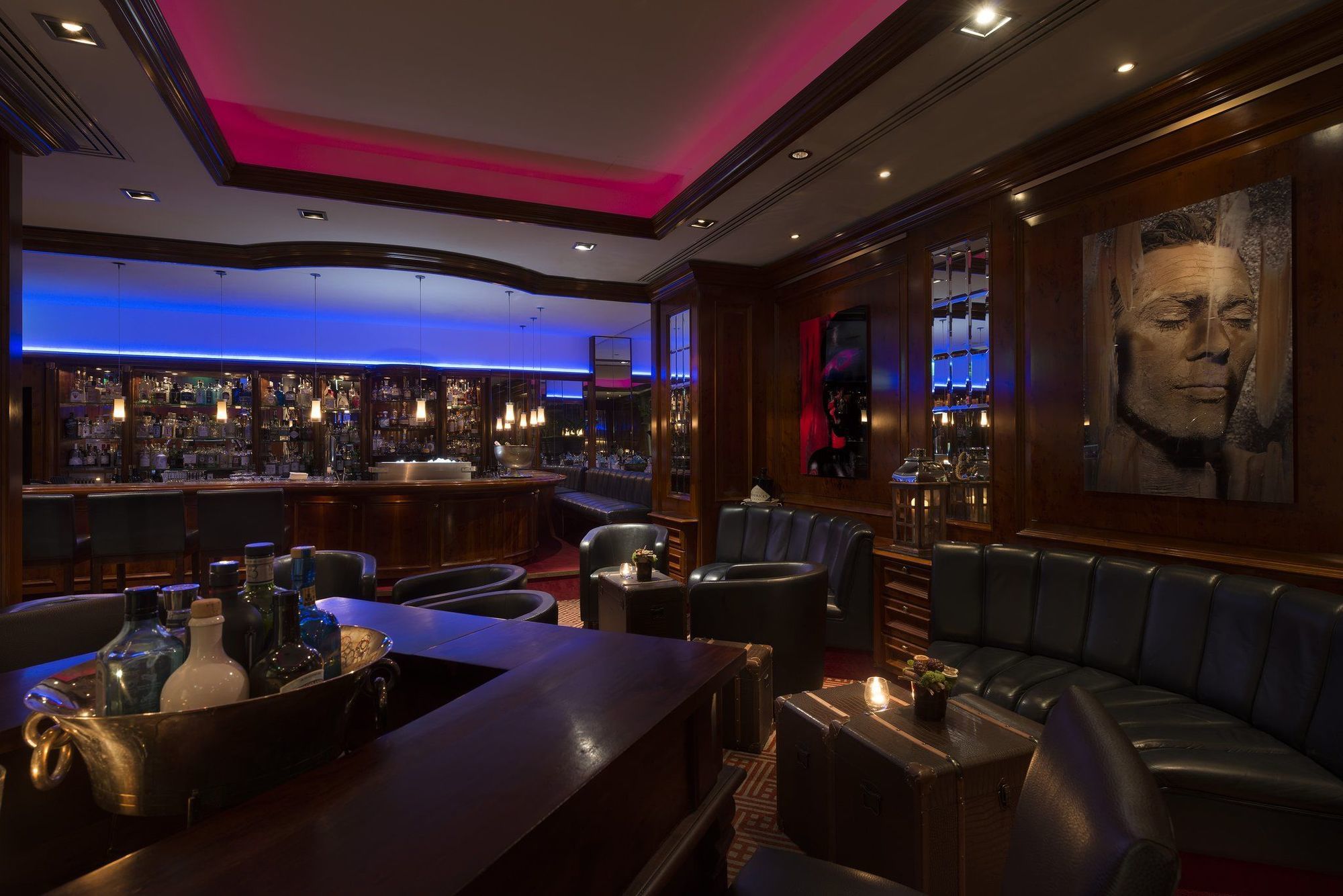 호텔 팰리스 베를린 외부 사진 The bar at the London Hilton on Park Lane
