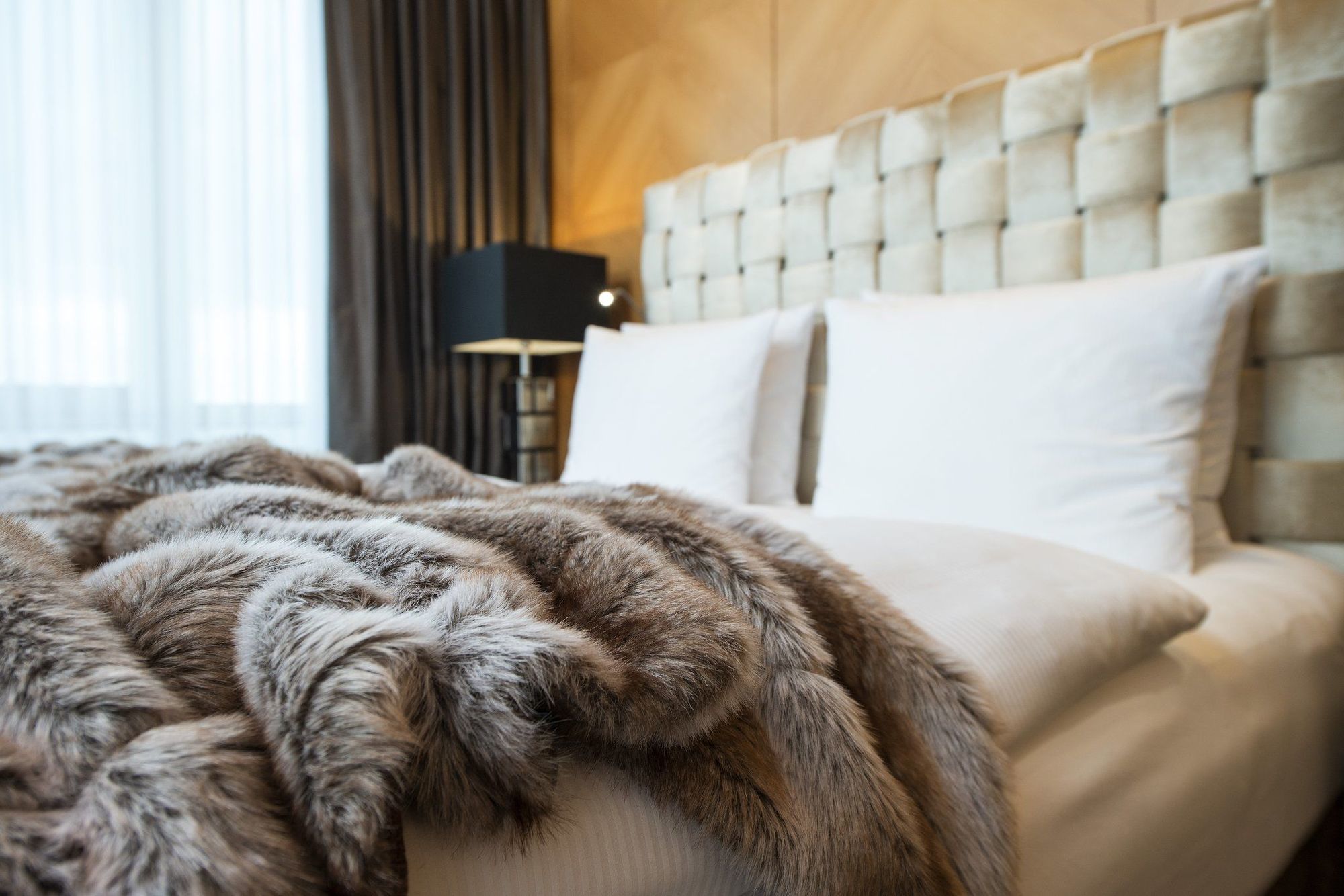 호텔 팰리스 베를린 외부 사진 Mink fur throw
